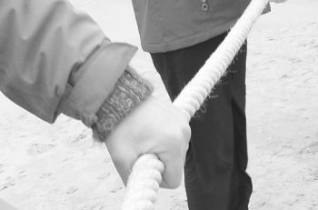 Menschen stehen im Kreis am Strand